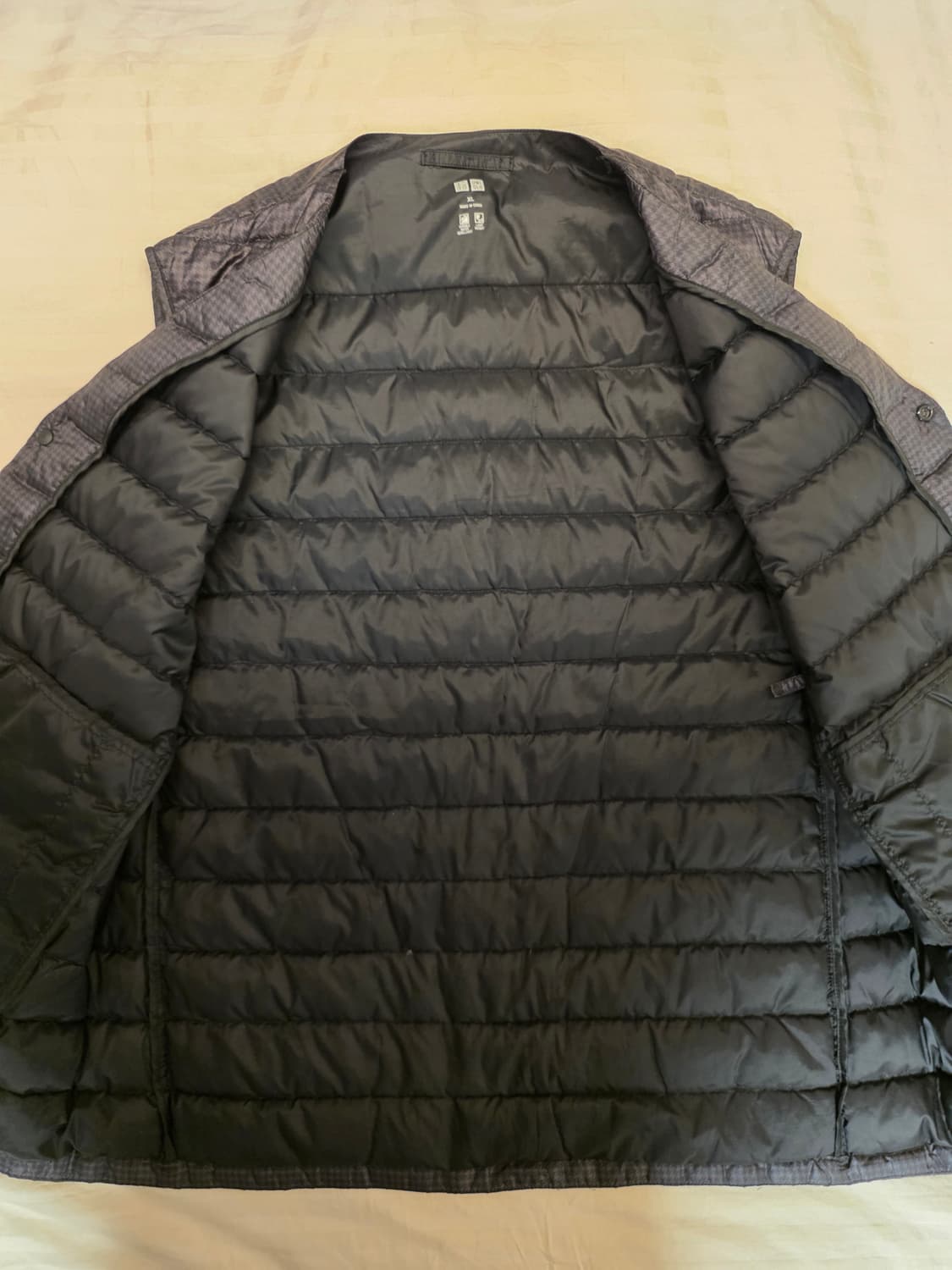 유니클로 경량 패딩 조끼 차콜 XL 상품이미지2