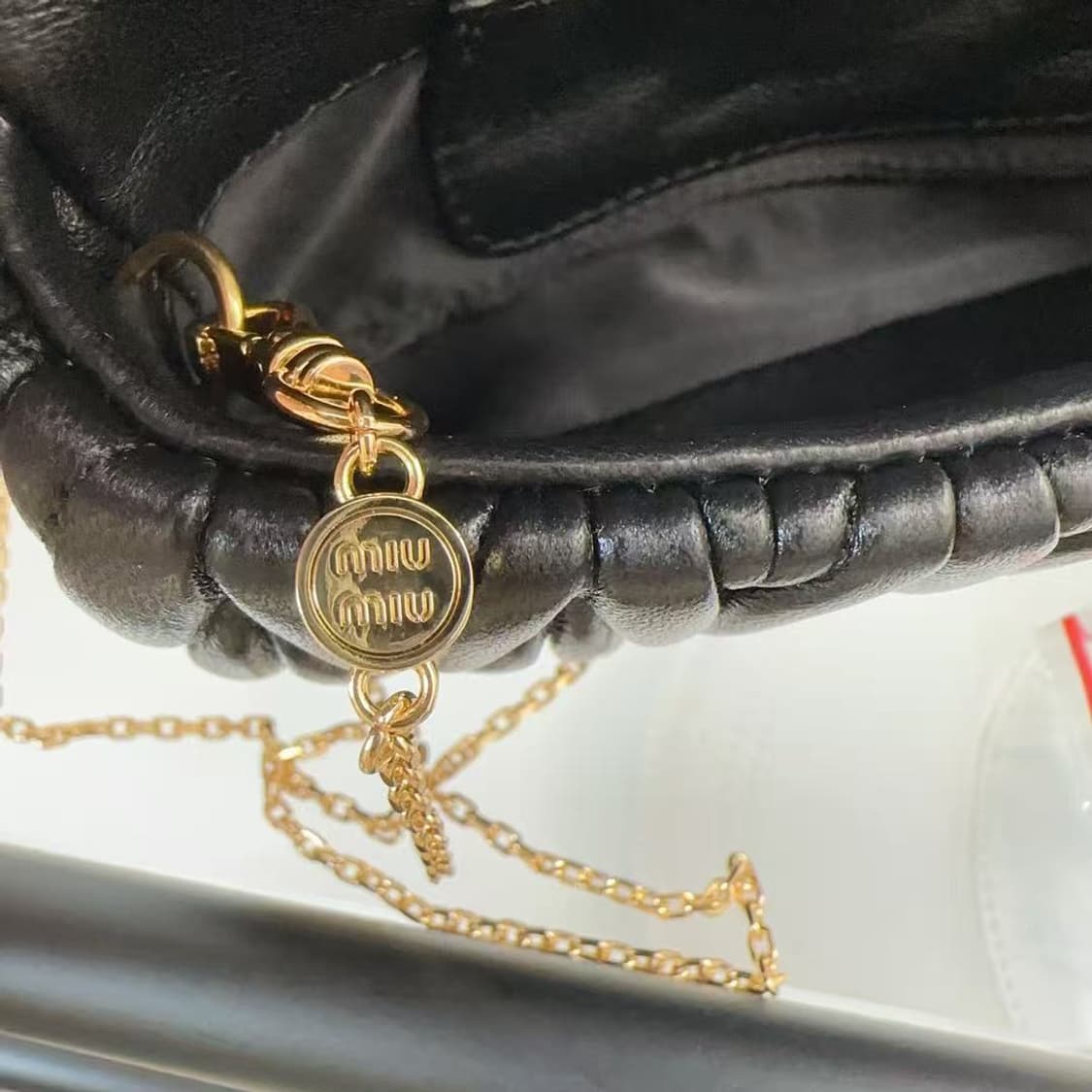 미우 미우 마테라쎄 나파 가죽 미니백 블랙 상품이미지5