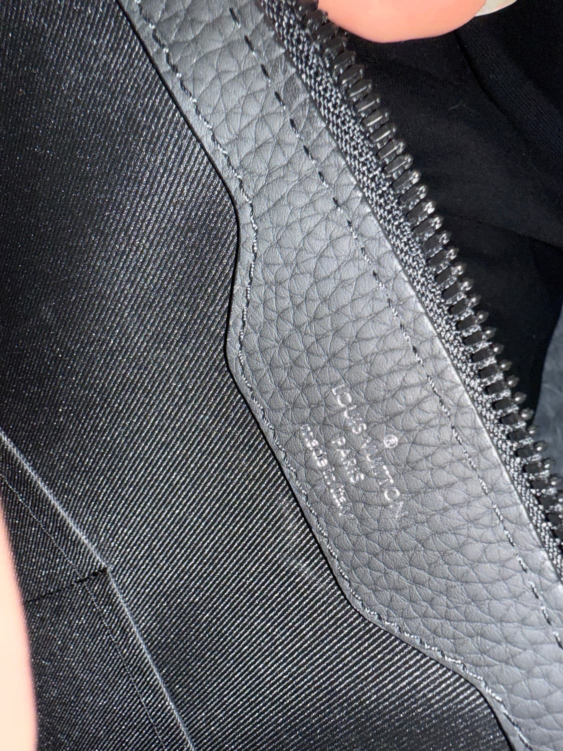 [새상품]루이비통 토뤼옹 레더 크로스 바디백 상품이미지8