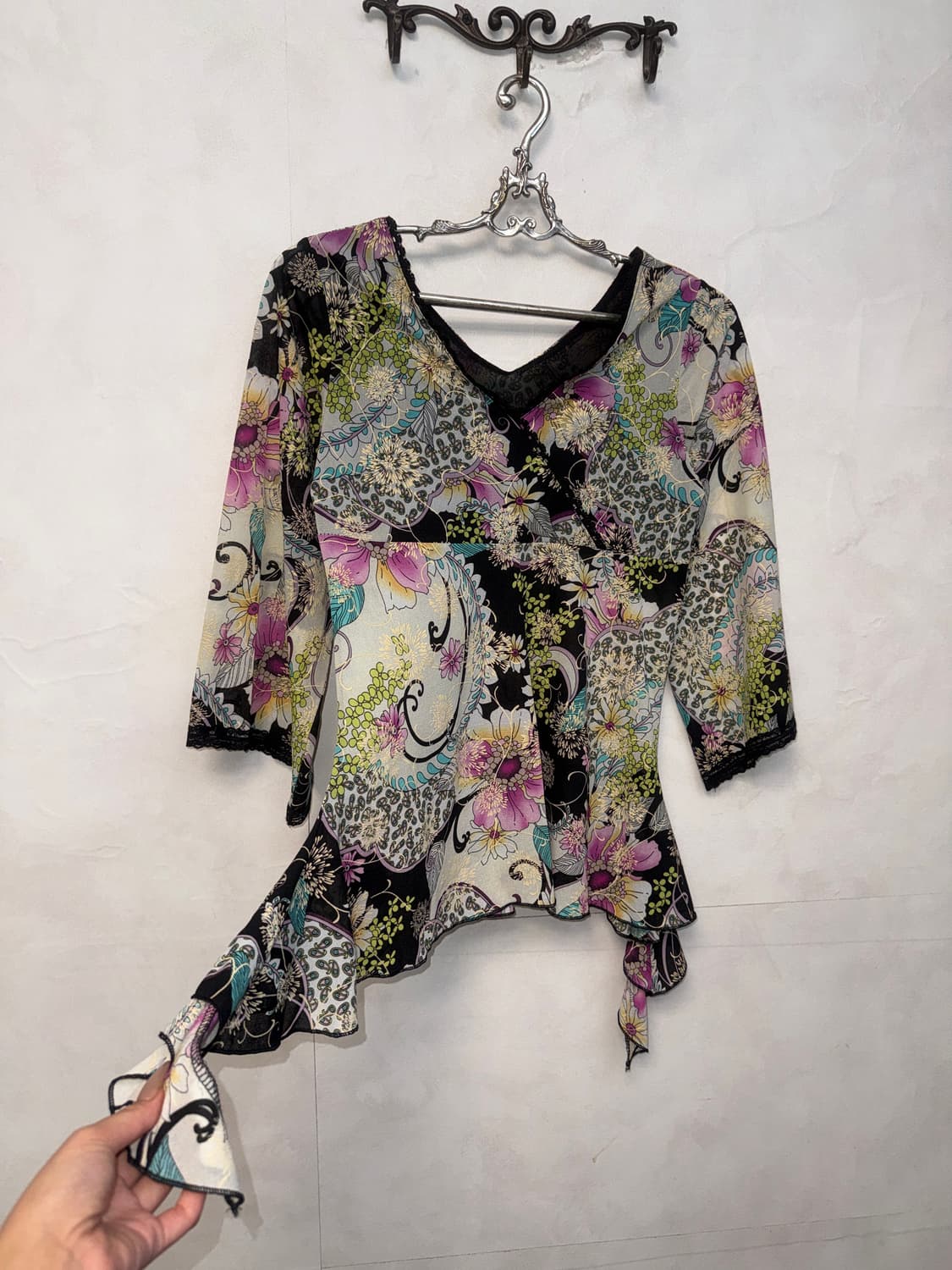 Black pink oriental floral ruffle blouse 상품이미지3