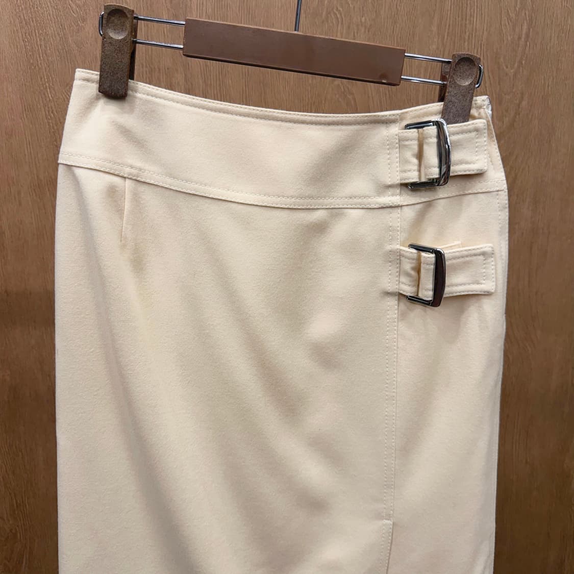 꾸레쥬 미디 스커트 더블 스트랩 사이드 슬릿 라인 디테일 아이보리 상품이미지4