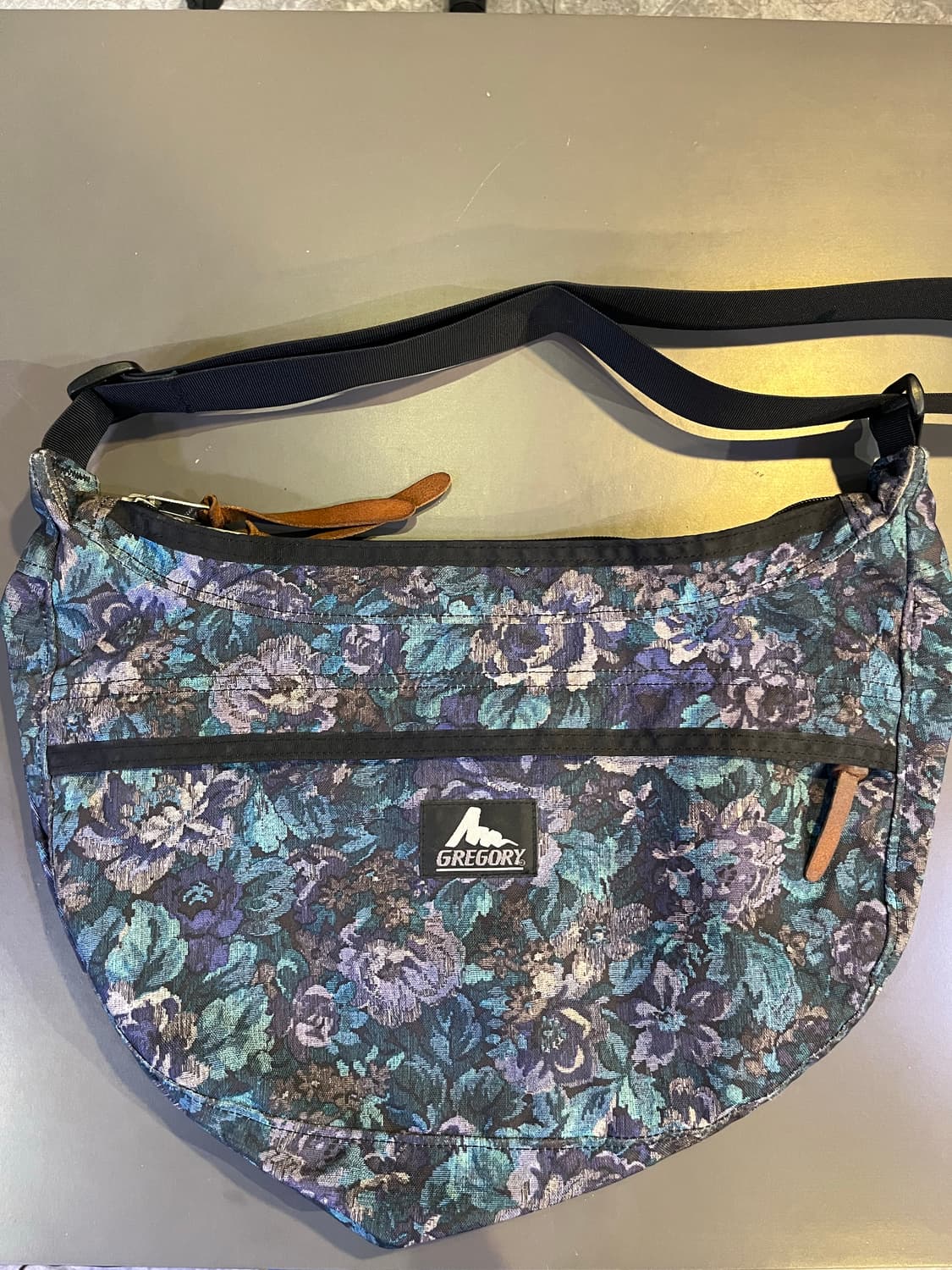 그레고리 플로랄 테피스트리 사첼백 상품이미지1