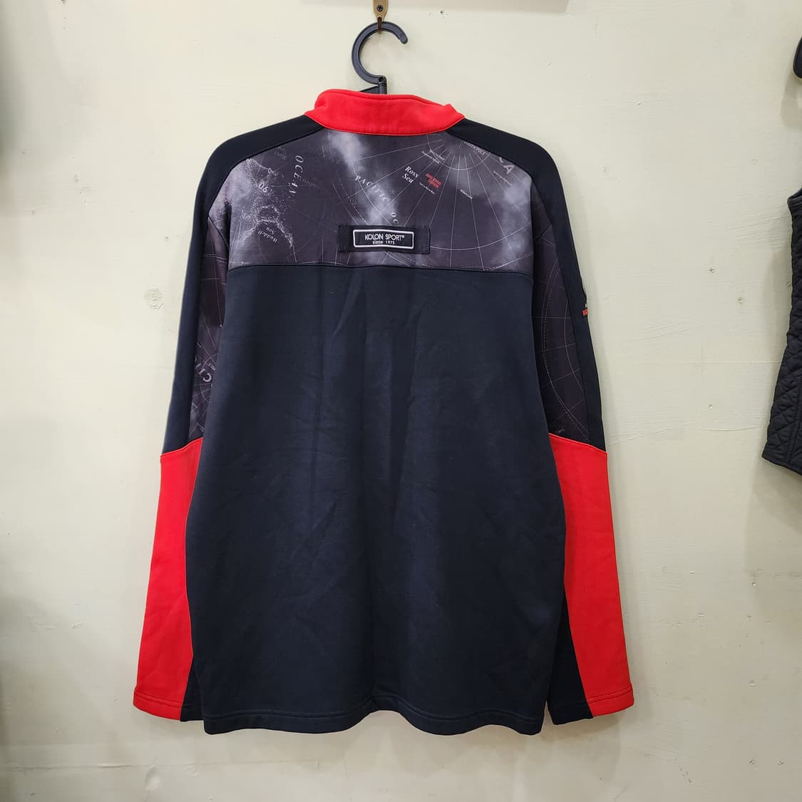 [105] 코오롱스포츠 그래픽 플리스 하프집업 (블랙/레드) 상품이미지3