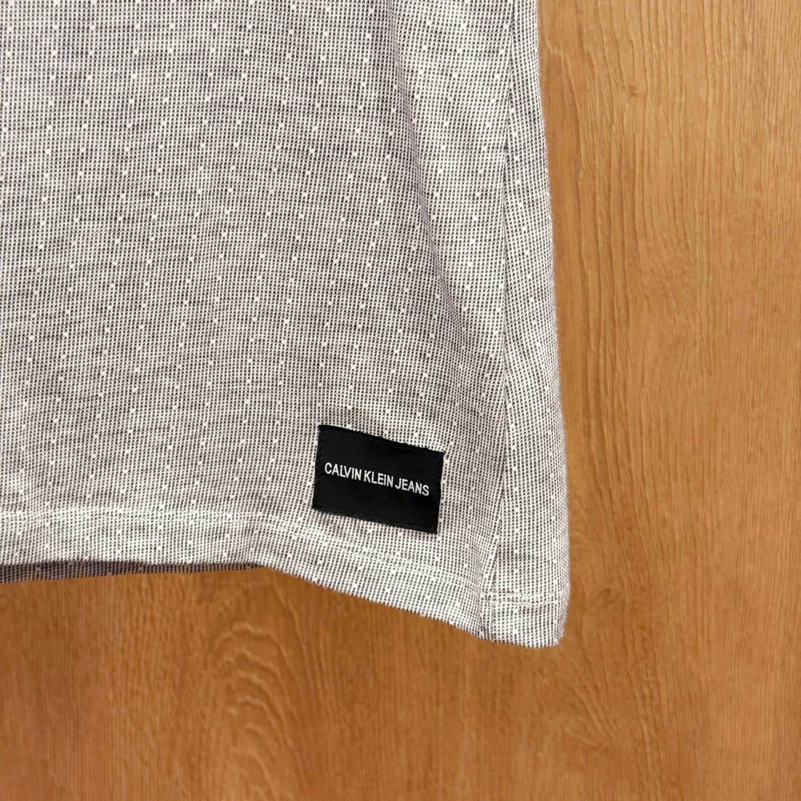 캘빈클라인 진스 브이넥 반팔 티셔츠 배색 CK로고 디테일 슬림핏 그레이 상품이미지6