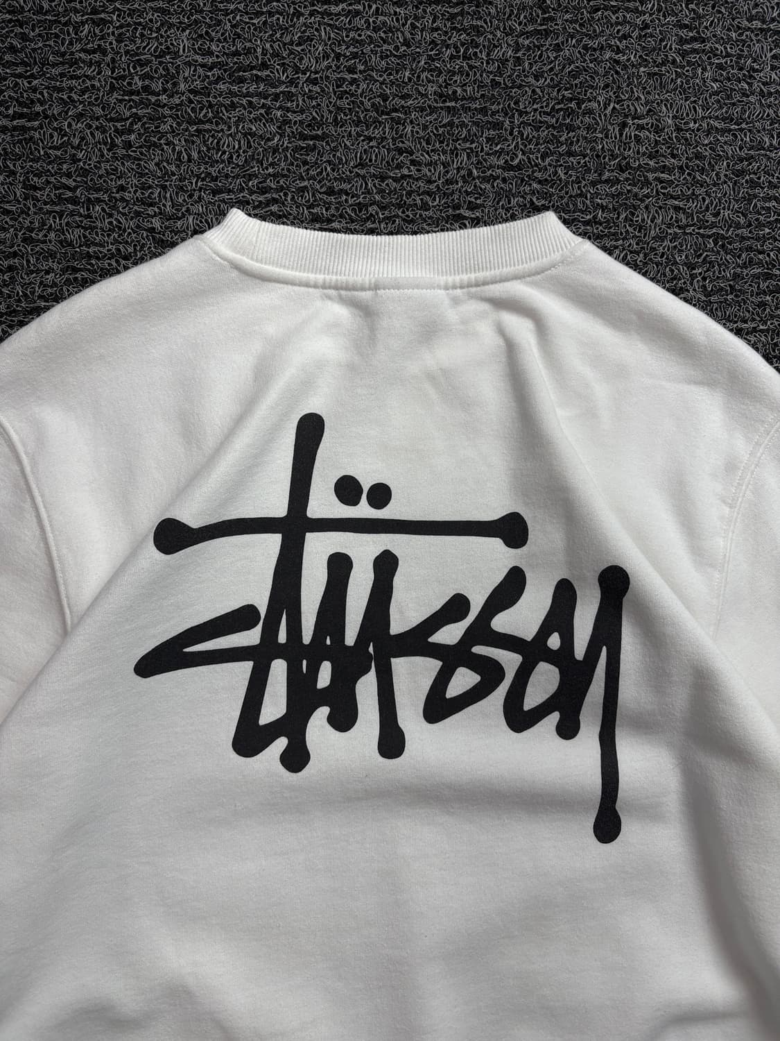 스투시 베이직 빅로고 미니멀 크루넥 스웻 셔츠 2042 상품이미지1