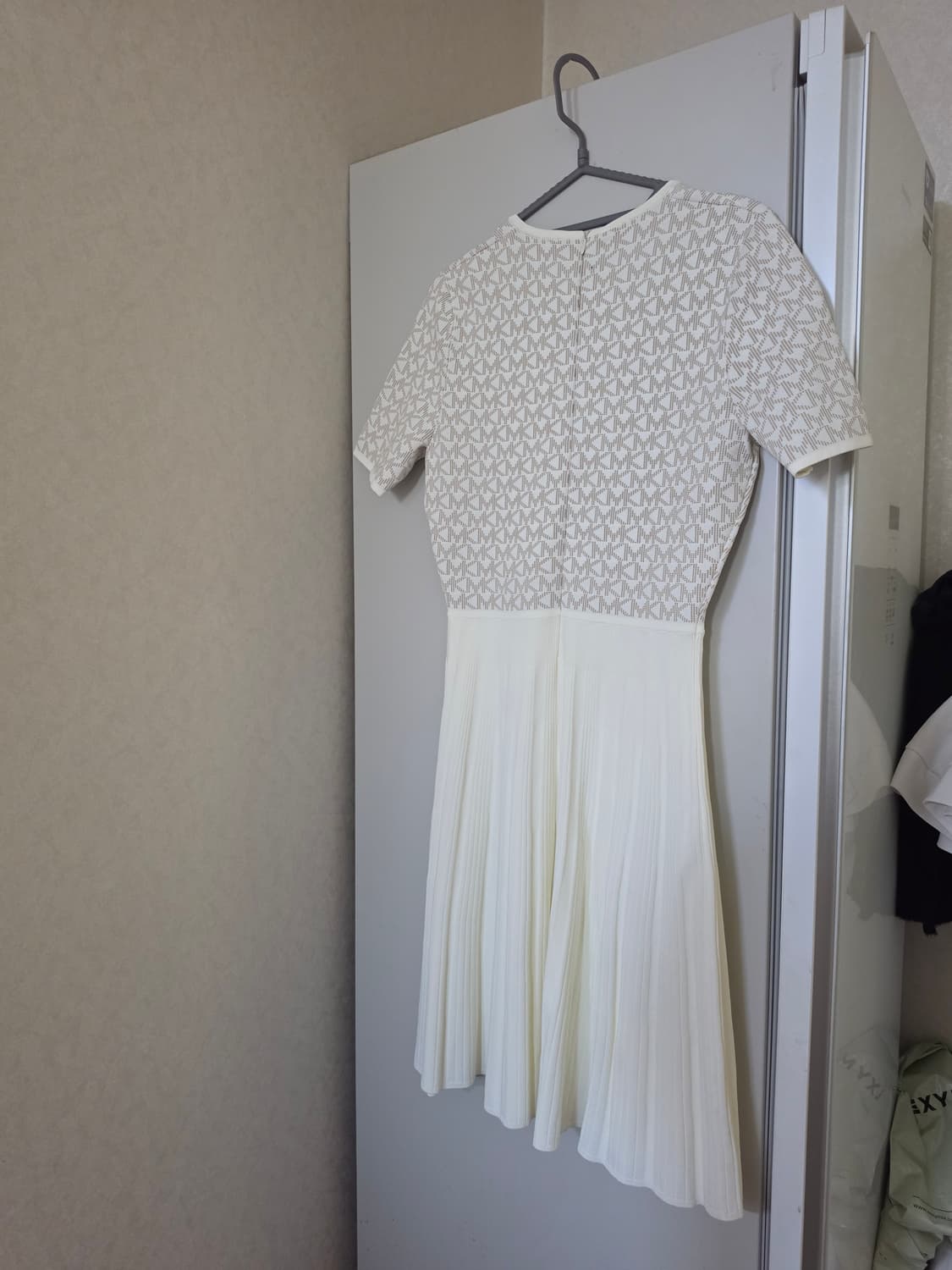 마이클코어스 MK 로고  플리츠 원피스 상품이미지4