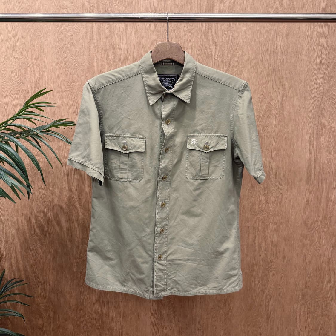 버버리 코튼 반팔 셔츠 플랩 포켓 로고 자수 디테일 레귤러핏 카키 상품이미지1