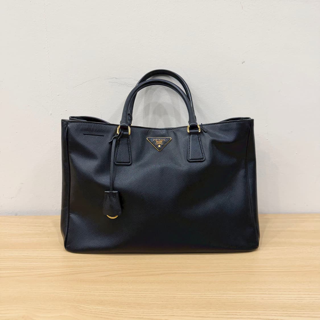 프라다 사피아노 럭스 토트백 삼각 메탈 로고 플레이트 디테일 블랙 상품이미지1