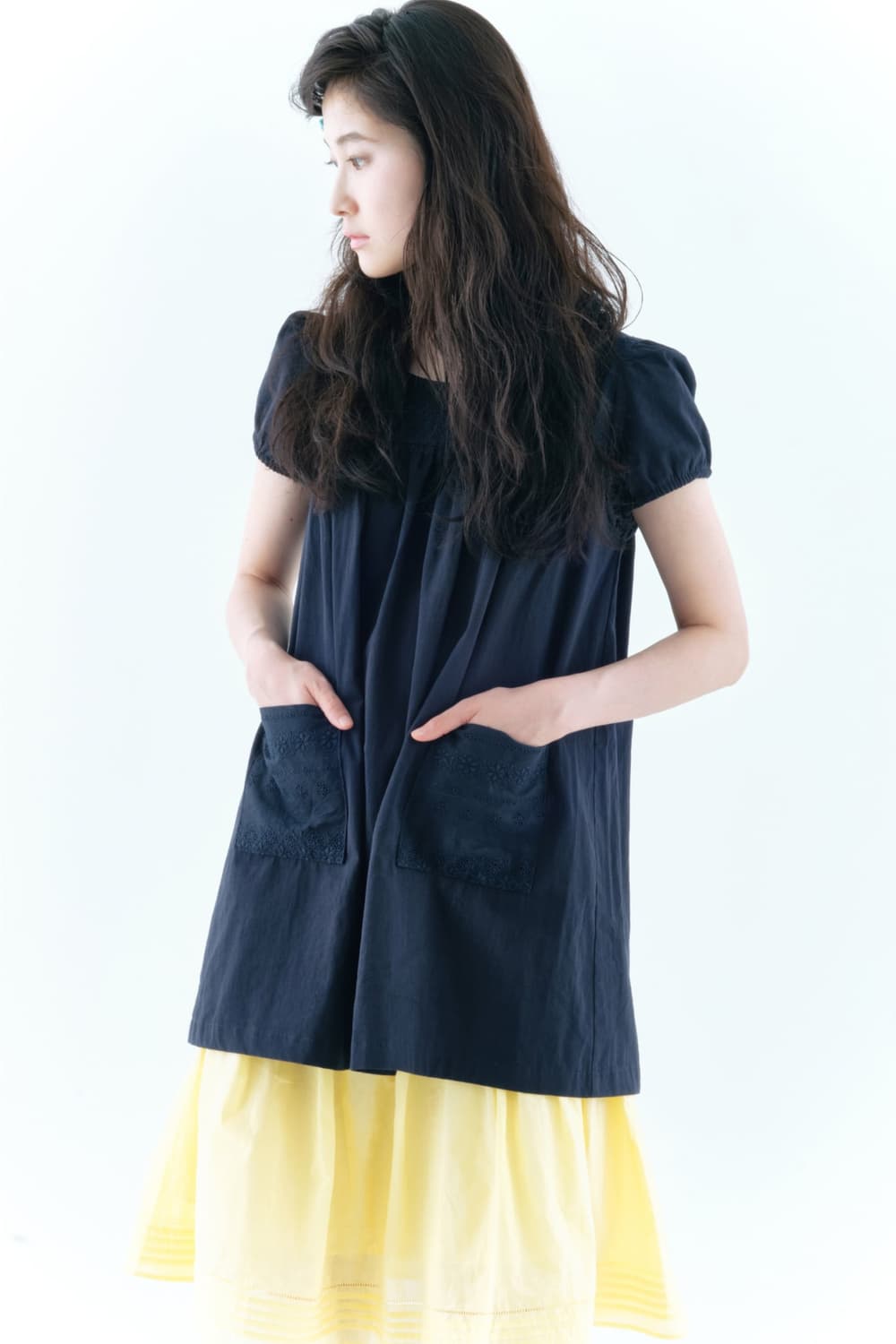 나비버스 EYELET MEMO DRESS IN NAVY 상품이미지2