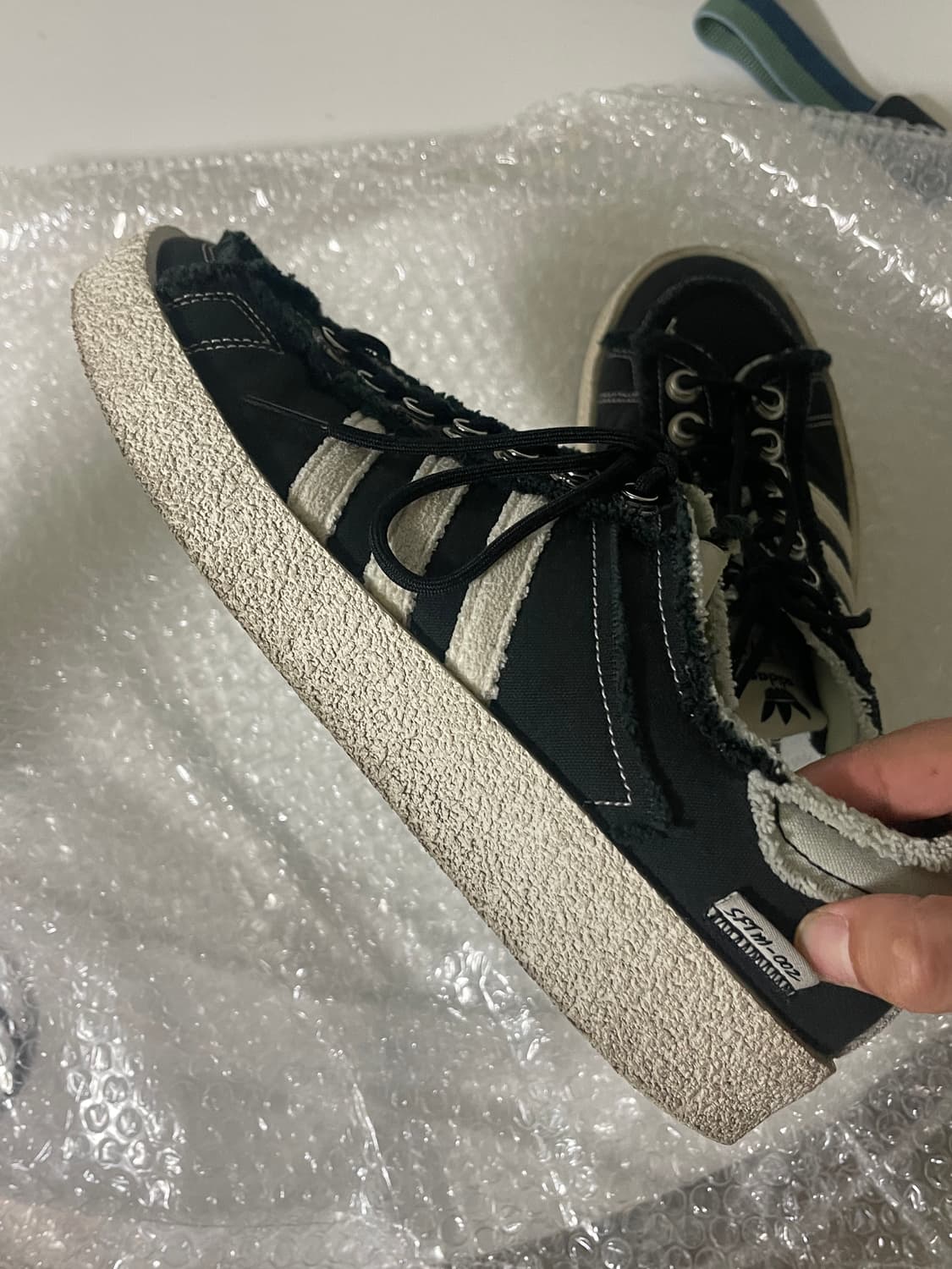 아디다스 x 송 포 더 뮤트 캠퍼스 80s (블랙 275) 상품이미지9