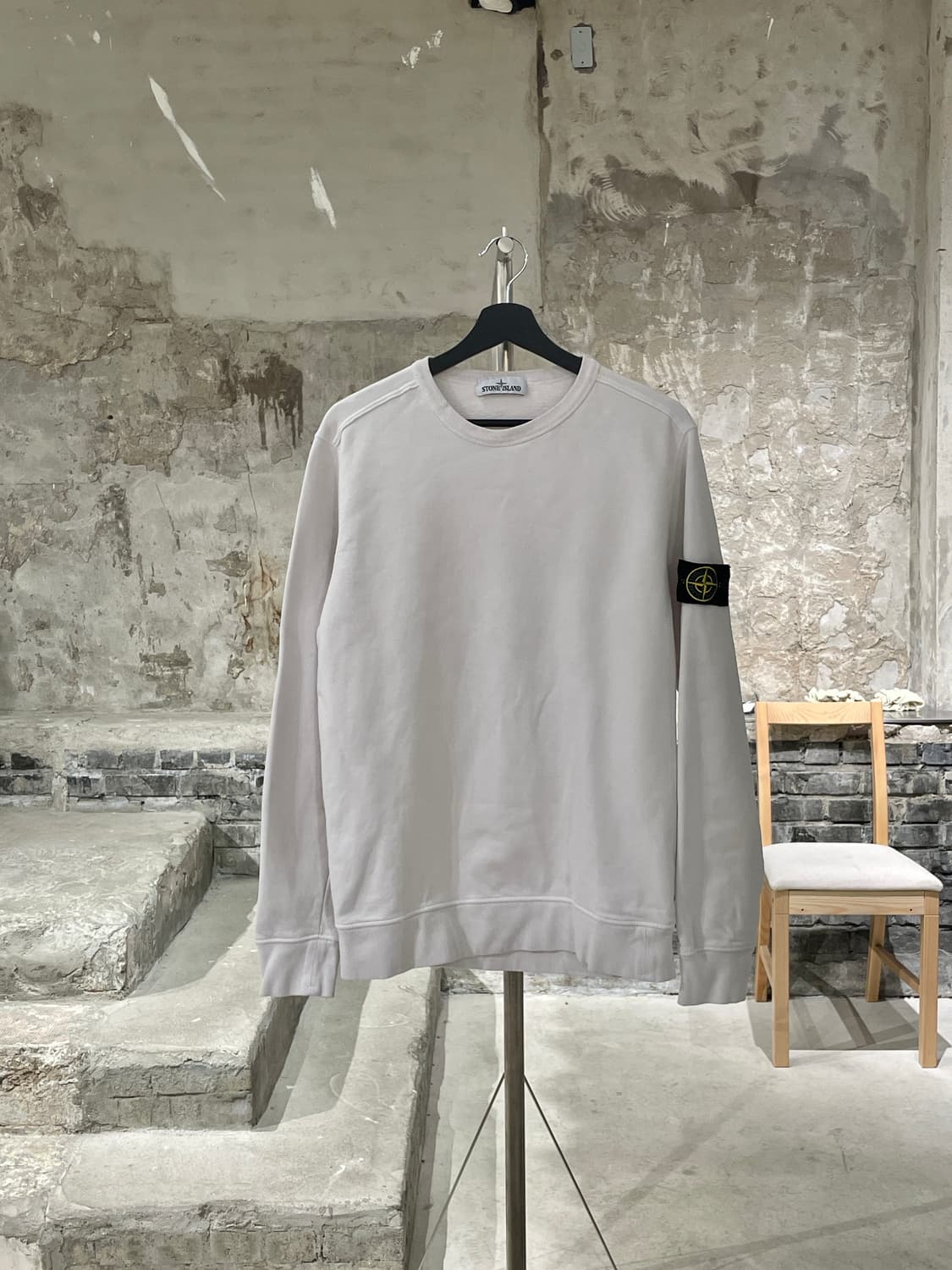스톤 아일랜드 화이트 와펜 베이직 스웻 셔츠 상품이미지1