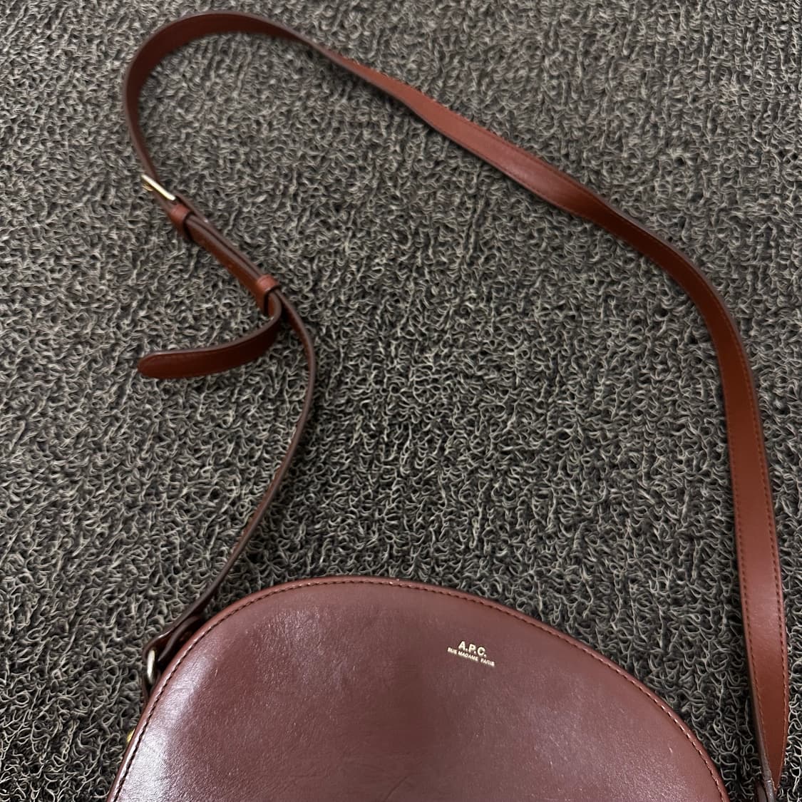 A.P.C 아페쎄 하프문 브라운 여성 숄더백 가방 상품이미지3