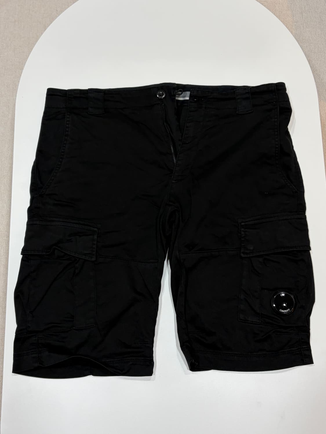 [정품] C.P. 컴퍼니 스트레치 사틴 카고 쇼츠 블랙  상품이미지2