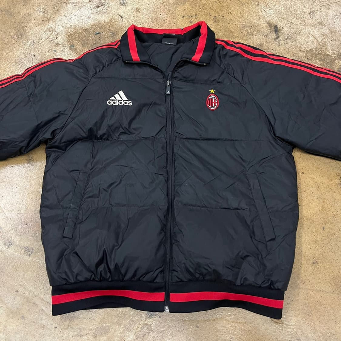 아디다스 검빨 ac밀란 블랙 레드 숏패딩 100 상품이미지3