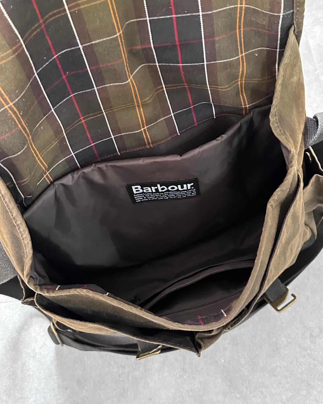 바버 에센셜 왁스드 메신저 백 (vac.4) 상품이미지5