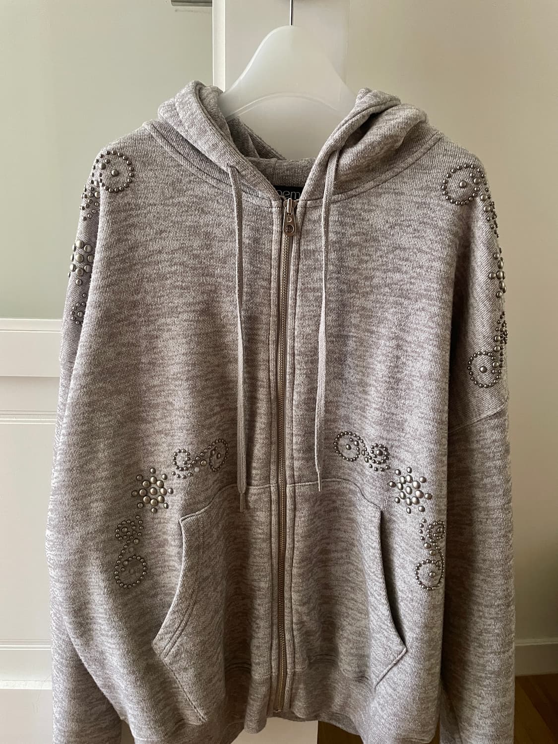 폴리수엠 ORNAMENT STUDDED HOODIE 상품이미지3