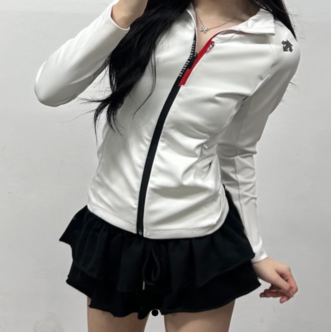 데상트 화이트 러닝 트레이닝탑 져지 상품이미지1