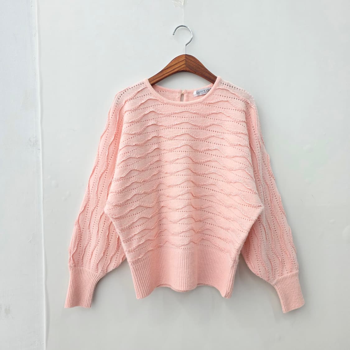 KAZAMIDORI 연핑크 울 가오리핏 물결패턴니트 상품이미지1