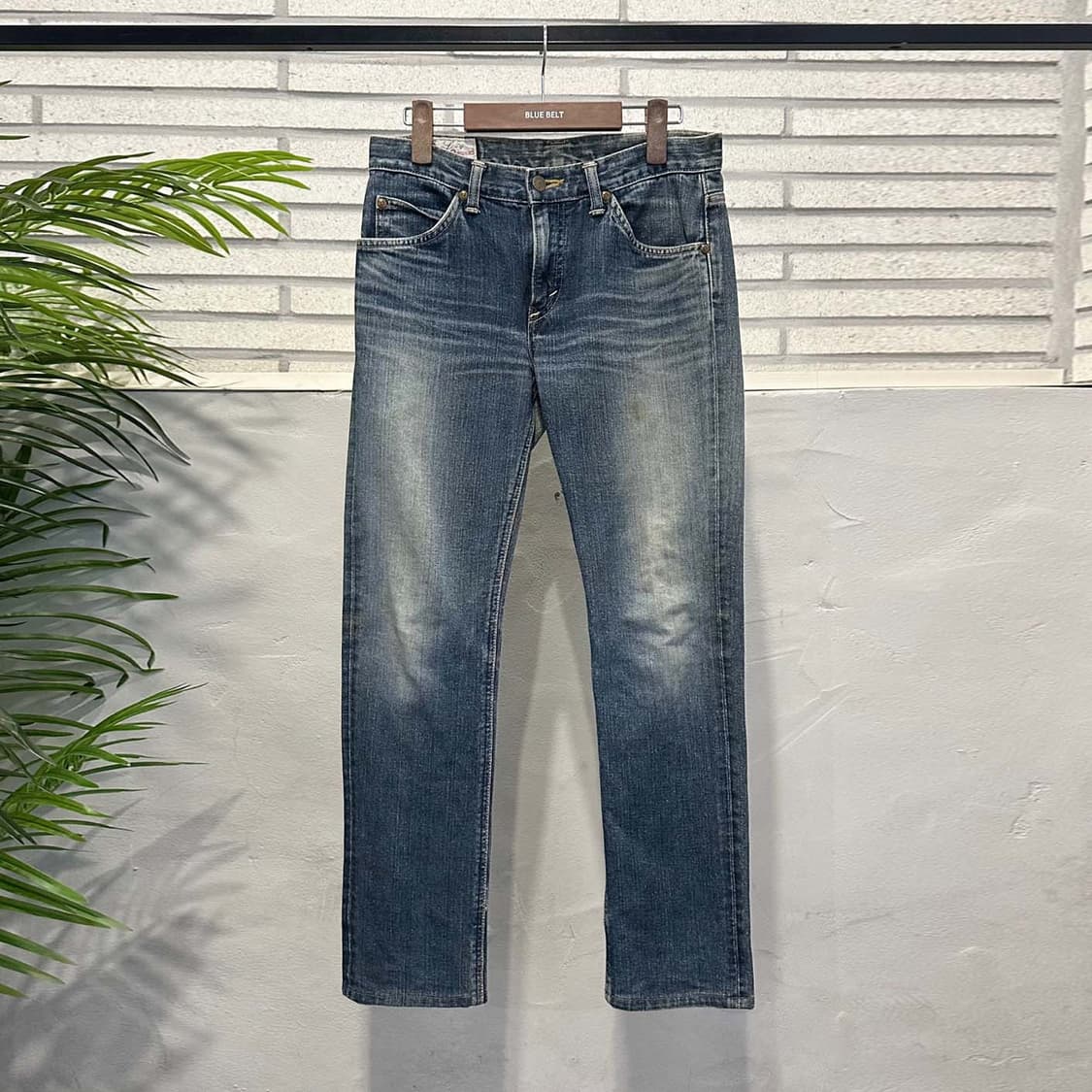 LEE 워싱 데님 팬츠 레귤러 스트레이트 핏 백 패치 로고 디테일 중청 상품이미지2