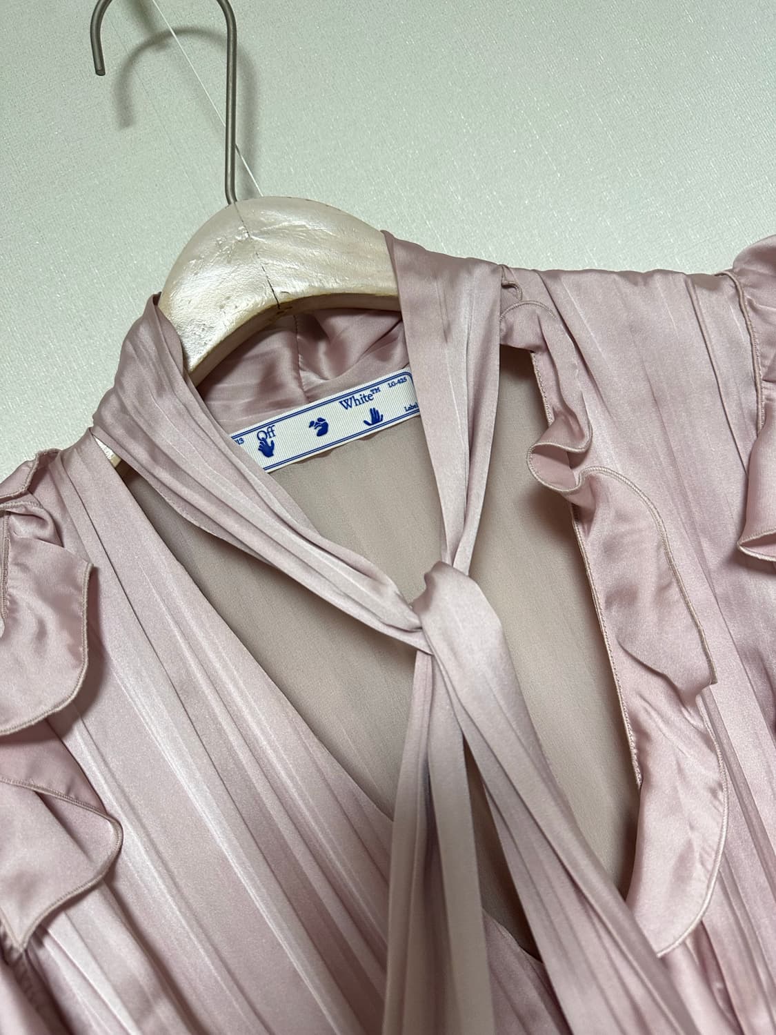 오프화이트 오프숄더 새틴 러플 원피스 상품이미지8