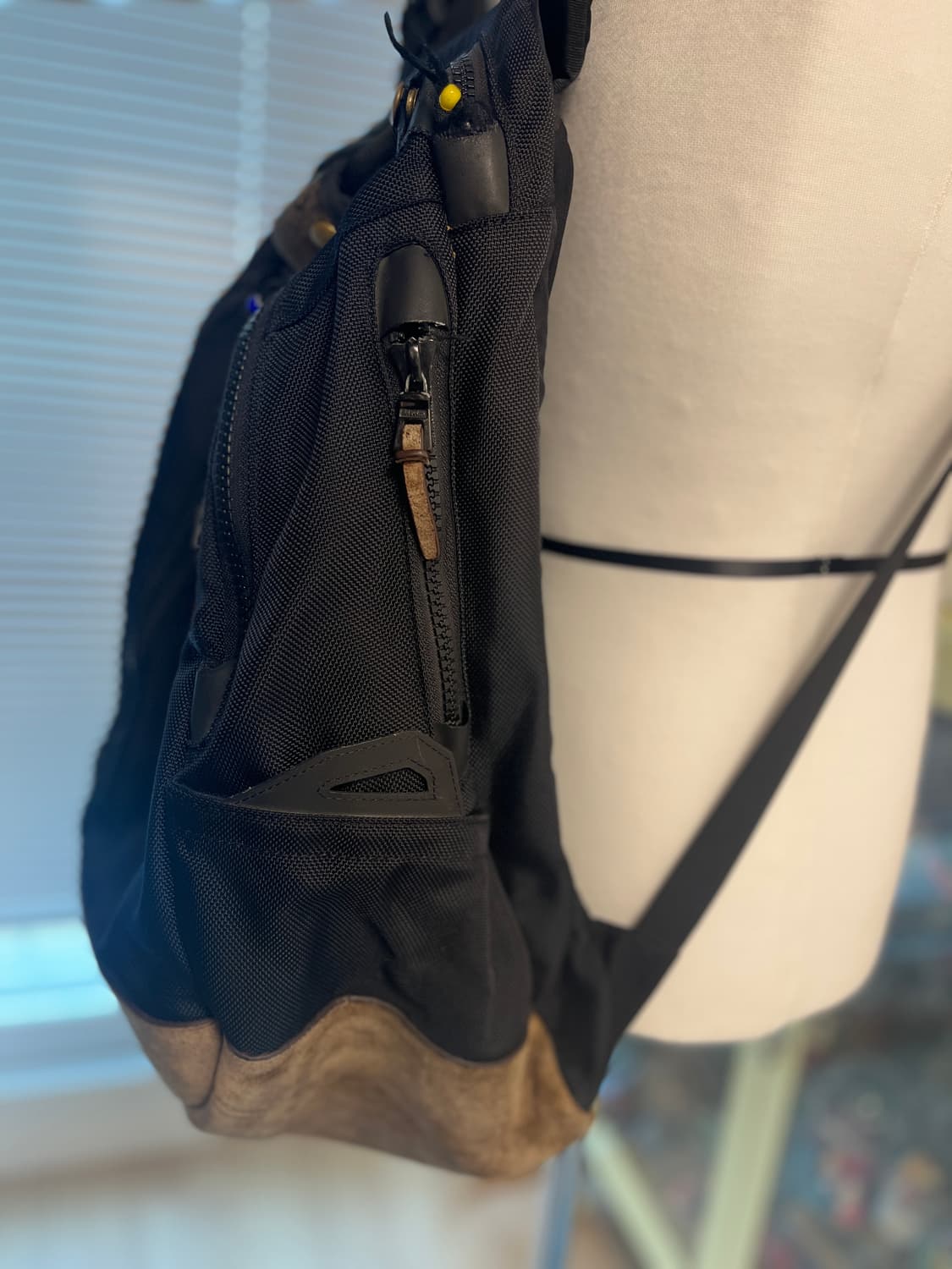 비즈빔 블랙앤브라운 스웨이드 콘초커스텀 발리스틱백팩 20L 상품이미지6