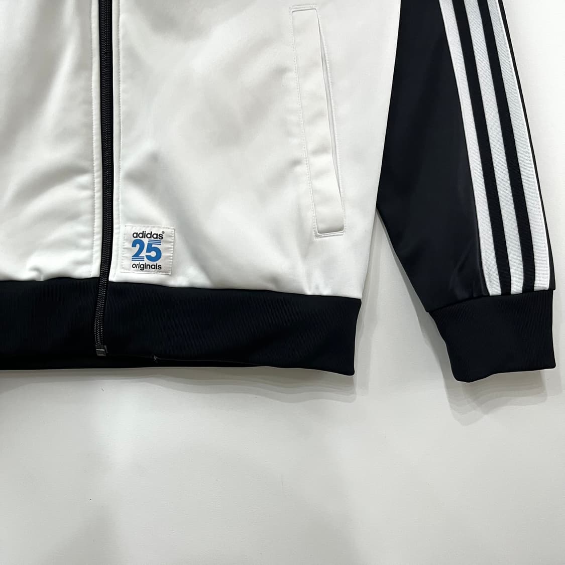 아디다스 니고 베어 25주년 한정판 화이트 블랙 트랙탑 져지 상품이미지7