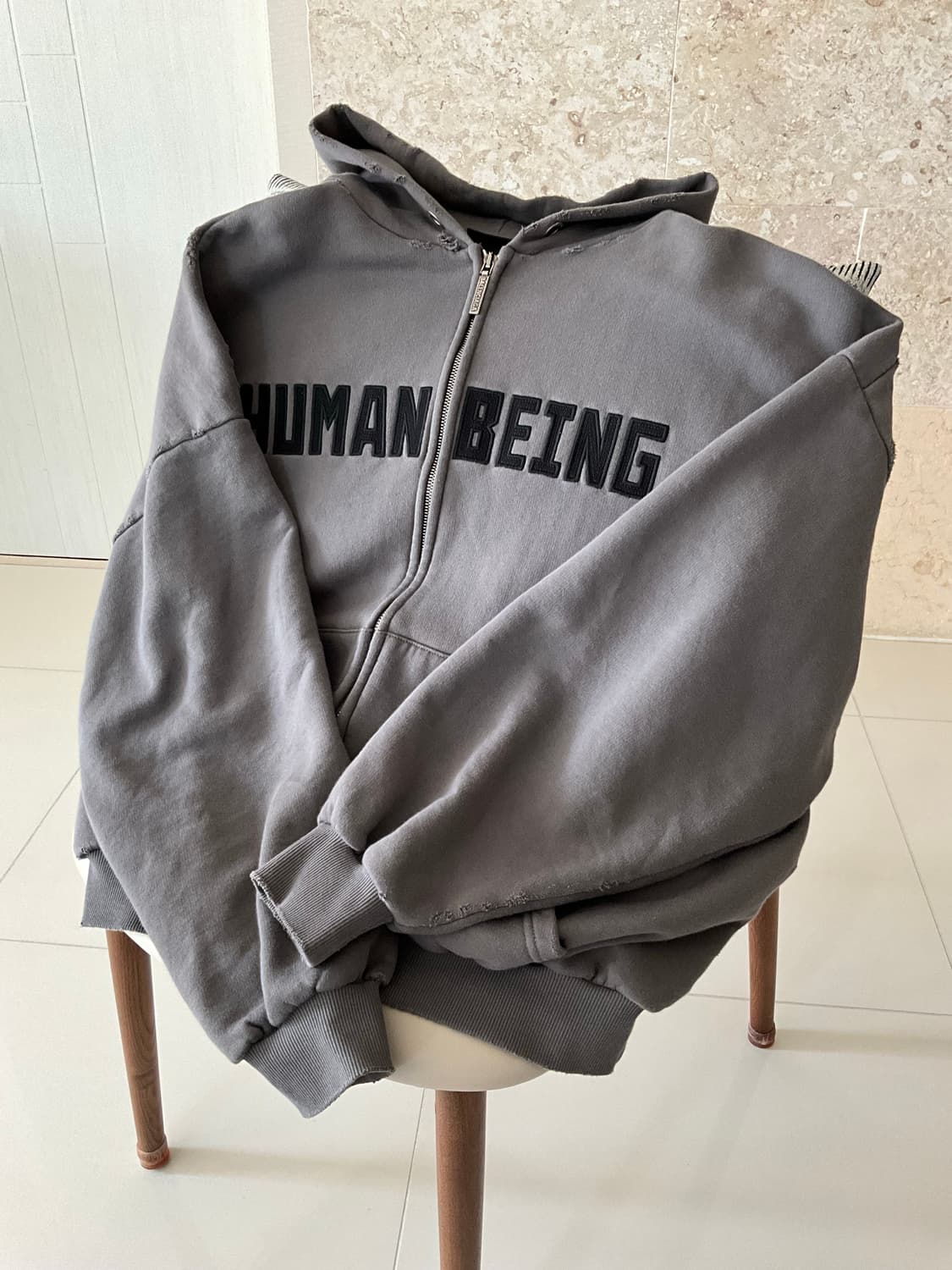 발렌시아가 'HUMAN BEING' 후디 상품이미지2