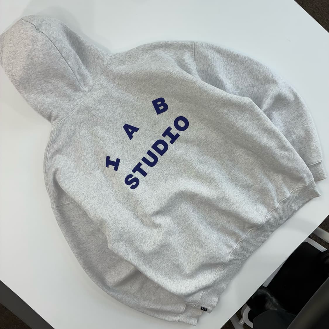 IAB studio  아이앱 스튜디오 베이직 빅로고 라이트그레이 후드티  상품이미지1