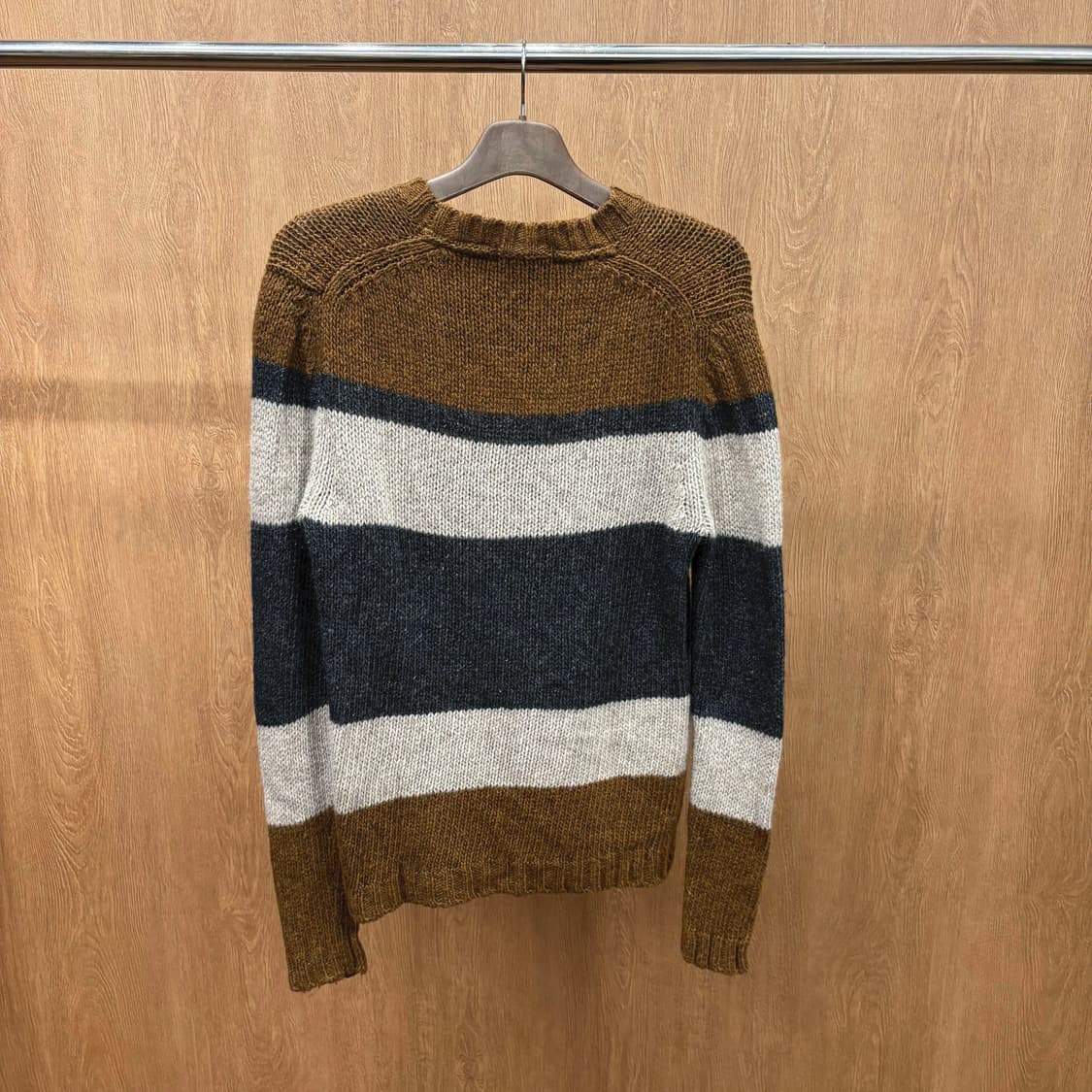 도나카란 뉴욕 라운드넥 스트라이프 니트 로고 메탈 장식 브라운 차콜 상품이미지3