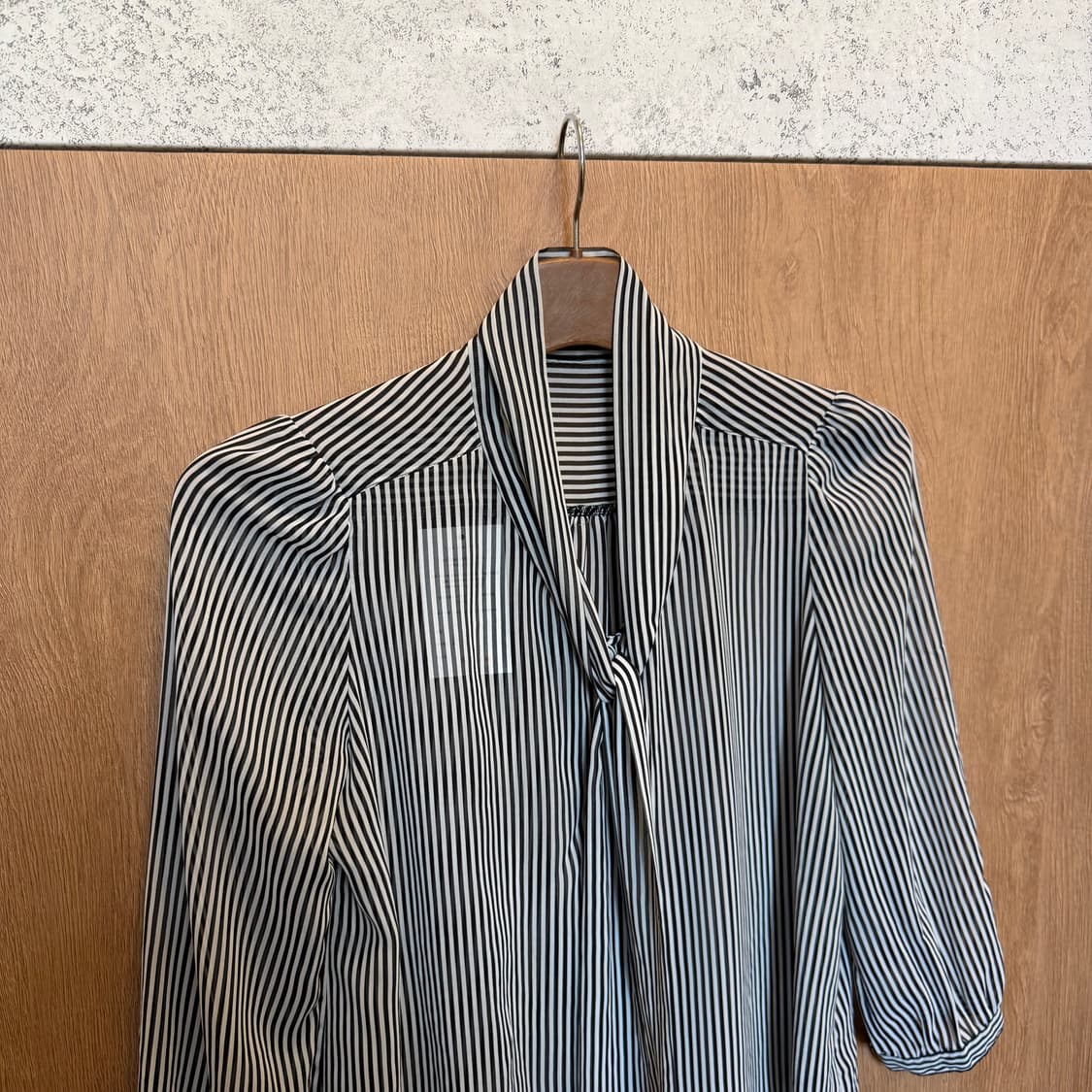 빈티지 스트라이프 블라우스 7부 소매 타이넥 디테일 블랙 화이트 상품이미지3