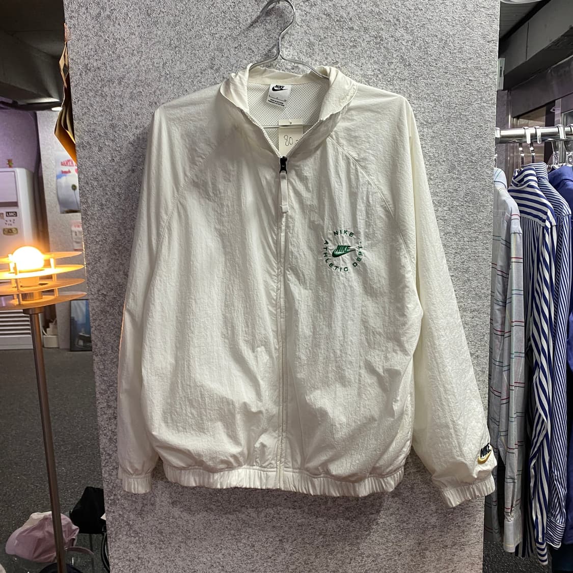 나이키 퓨추라 라운드 로고 에슬레틱 화이트 바람막이 B4955 상품이미지2