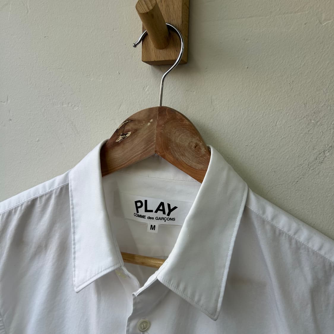 16142 - 꼼데가르송 레드 와펜 화이트 셔츠 상품이미지3