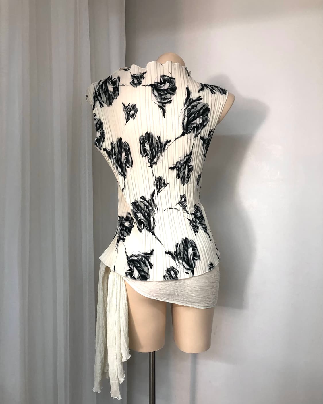 black rose pattern pleated sleeveless 상품이미지3
