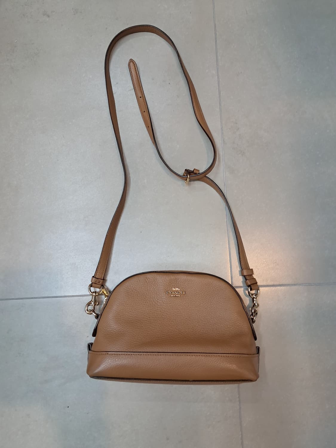 코치 브라운 크로스백 상품이미지1