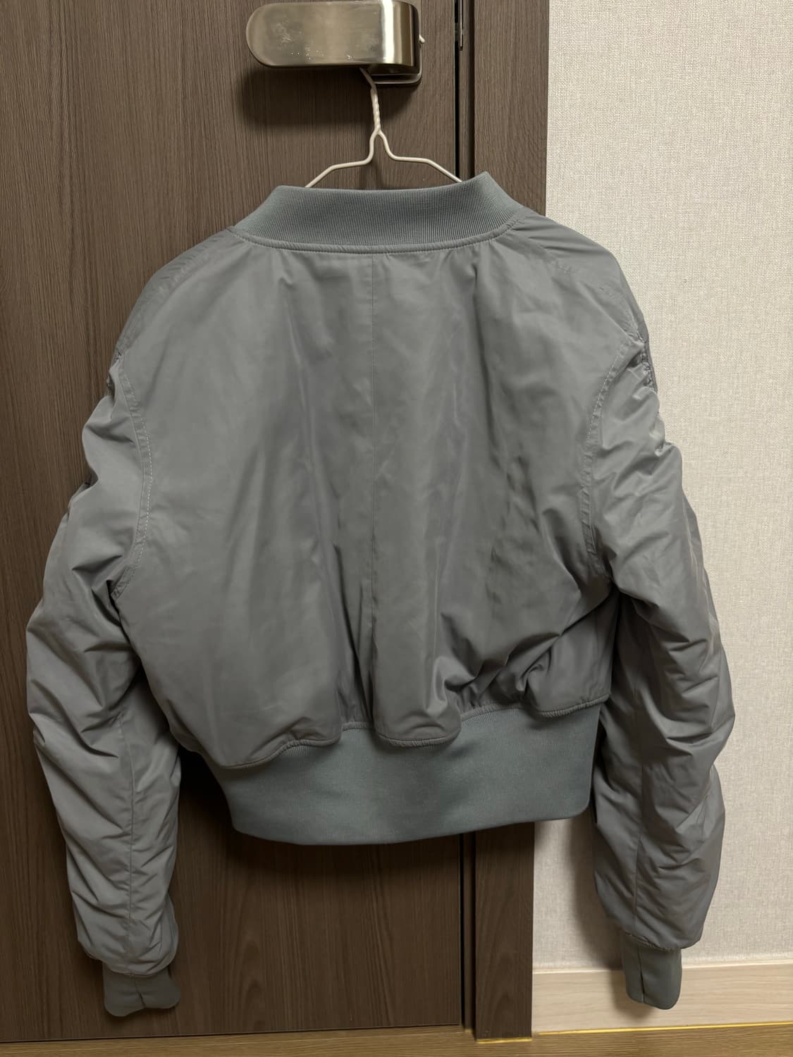 마뗑킴 슬리브 스티치 셔링 MA-1 점퍼 그레이 상품이미지2