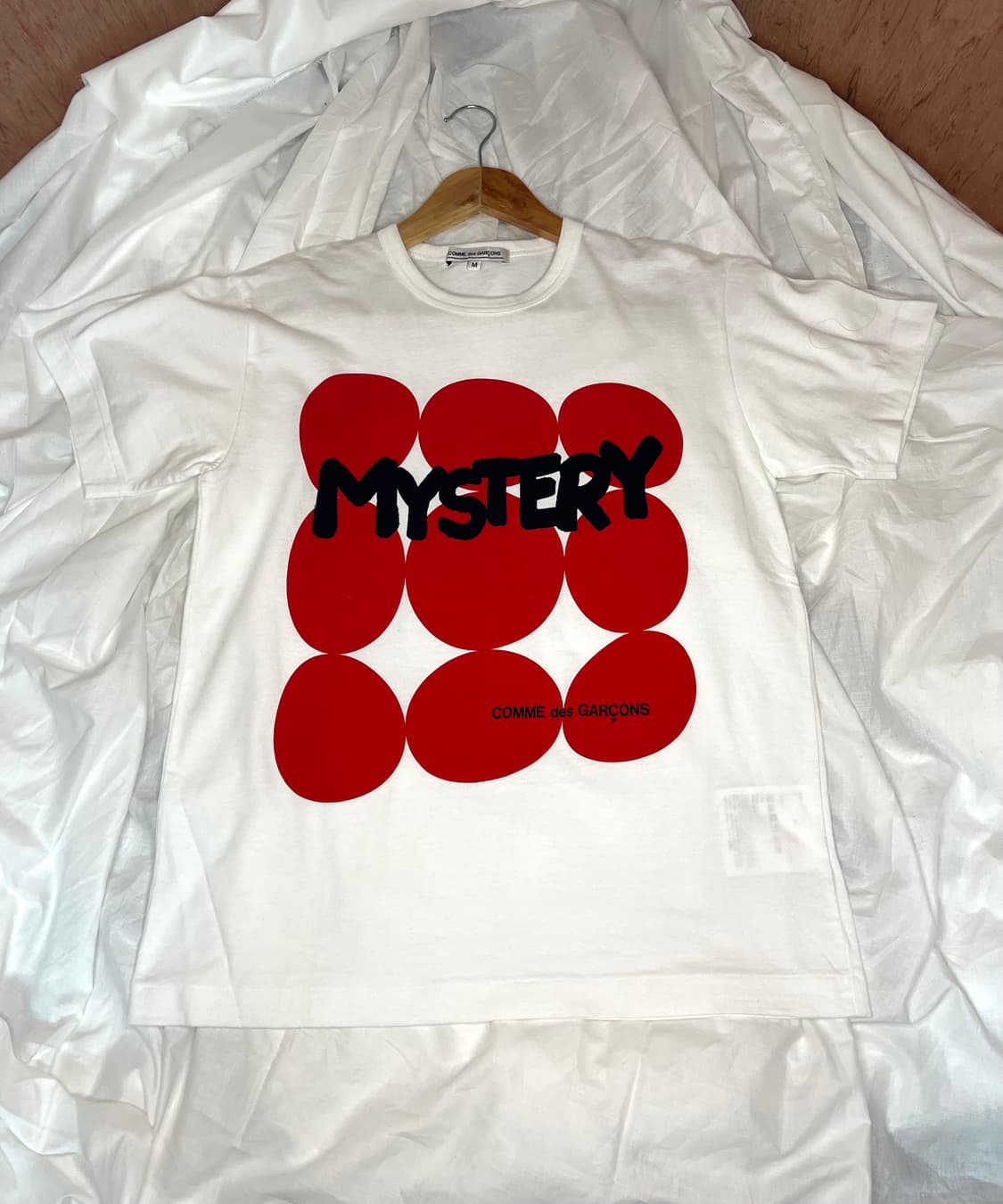 꼼데가르송 “MYSTERY” 그래픽 프린트 티셔츠 상품이미지1