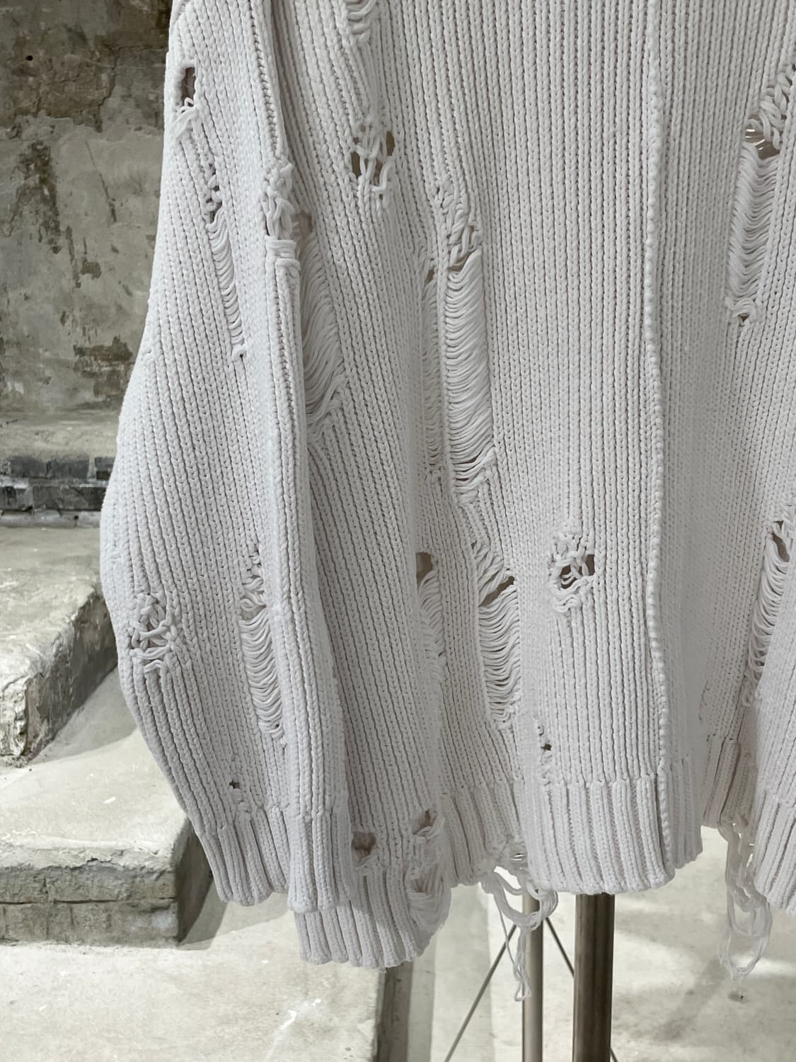 준지 23S/S 화이트 디스트로이드 크루넥 스웨터 상품이미지4