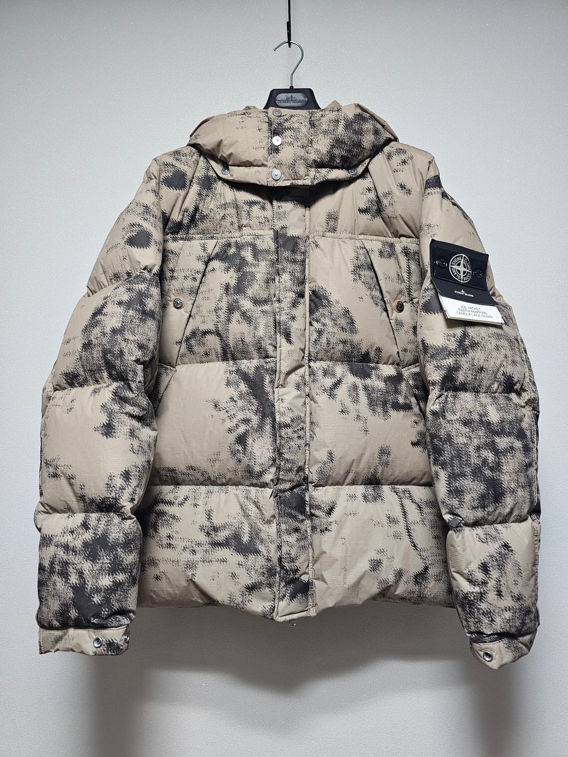 스톤아일랜드 EARTH MAPPING 카모플라주아이스 다운 자켓 상품이미지1