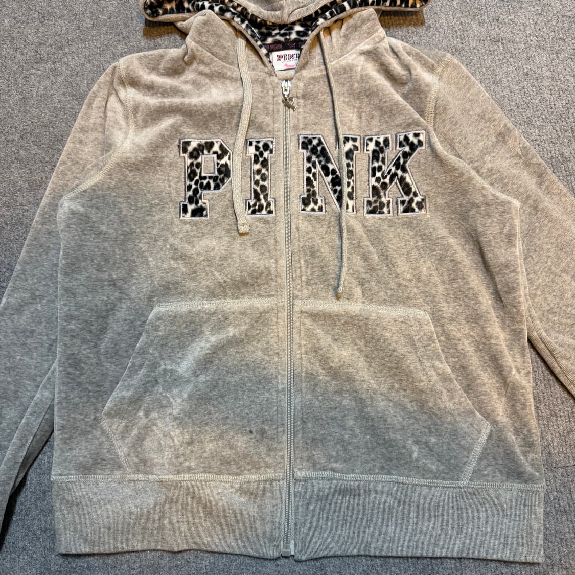 빅토리아 시크릿 그레이 레오파드 벨벳 후드집업 상품이미지2