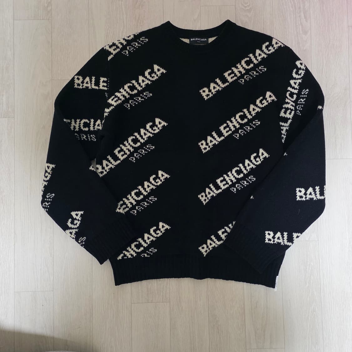 발렌시아가 사선 로고 니트 상품이미지1