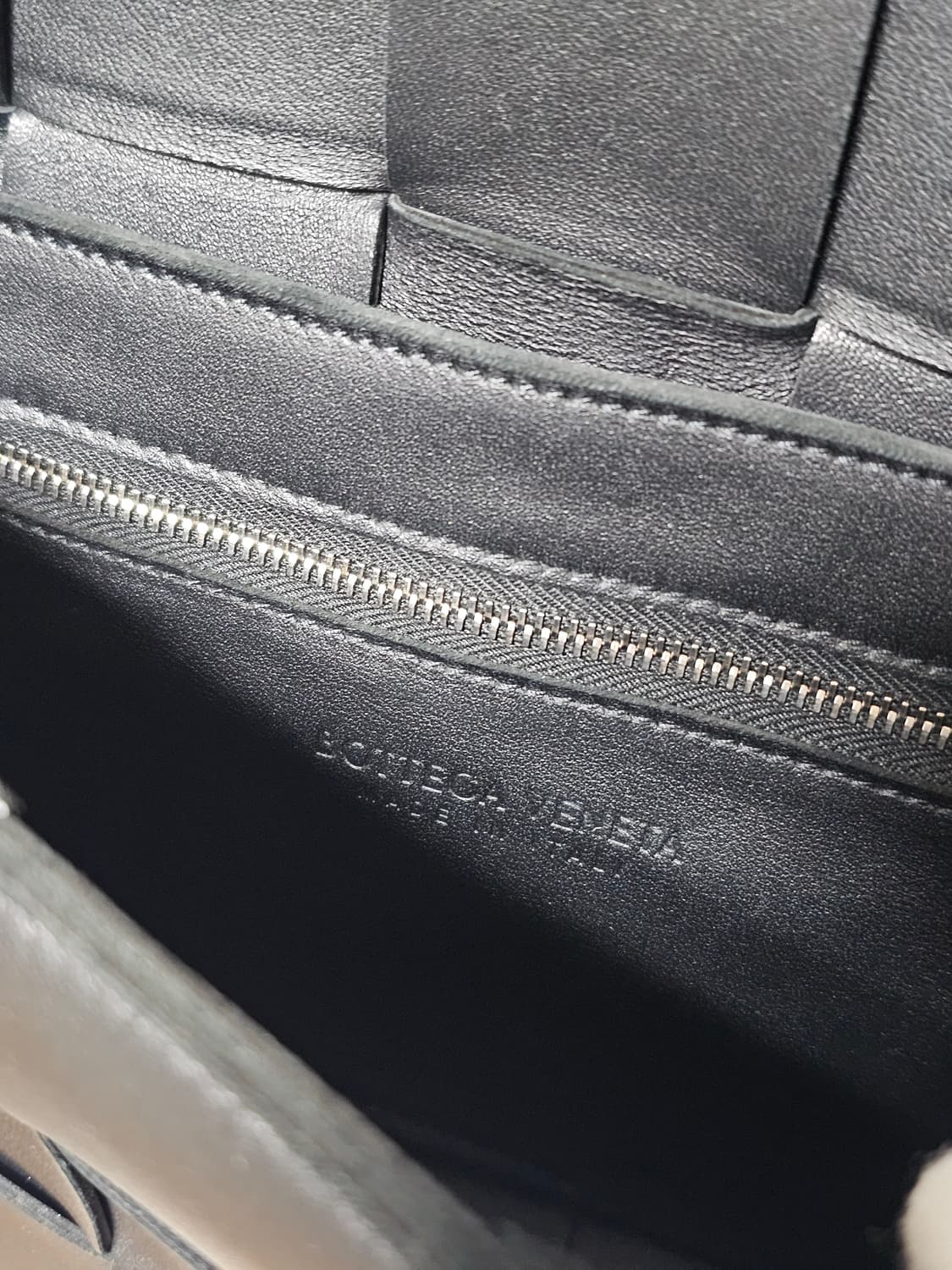 보테가 베네타 램스킨 레더 카세트백 블랙 상품이미지7