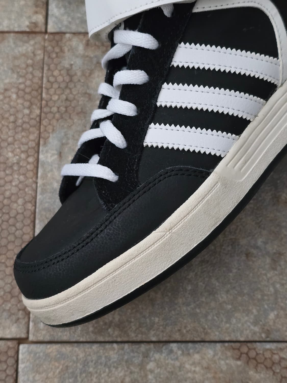 (225)아디다스 바리알 미드 검흰  상품이미지4