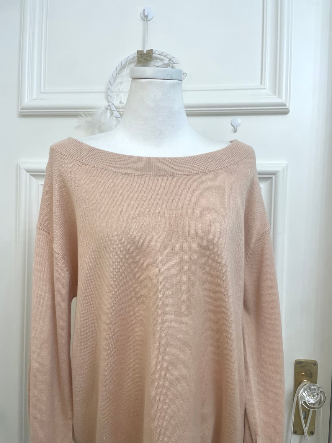 coral off-shoulder loose over knit top 상품이미지5