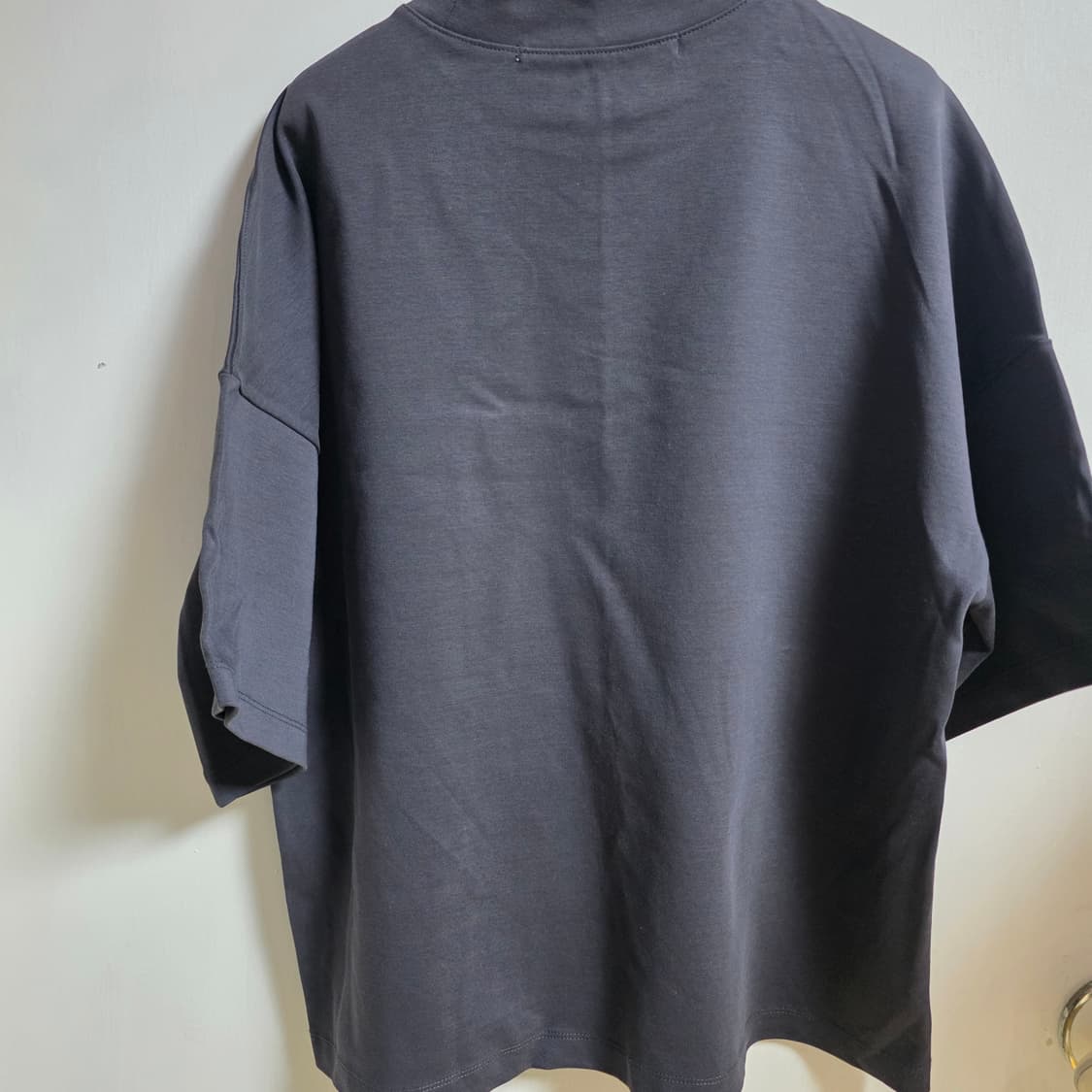 새상품) 에핑글러 엠보 반팔티 차콜  s사이즈(55-66사이즈)  상품이미지3