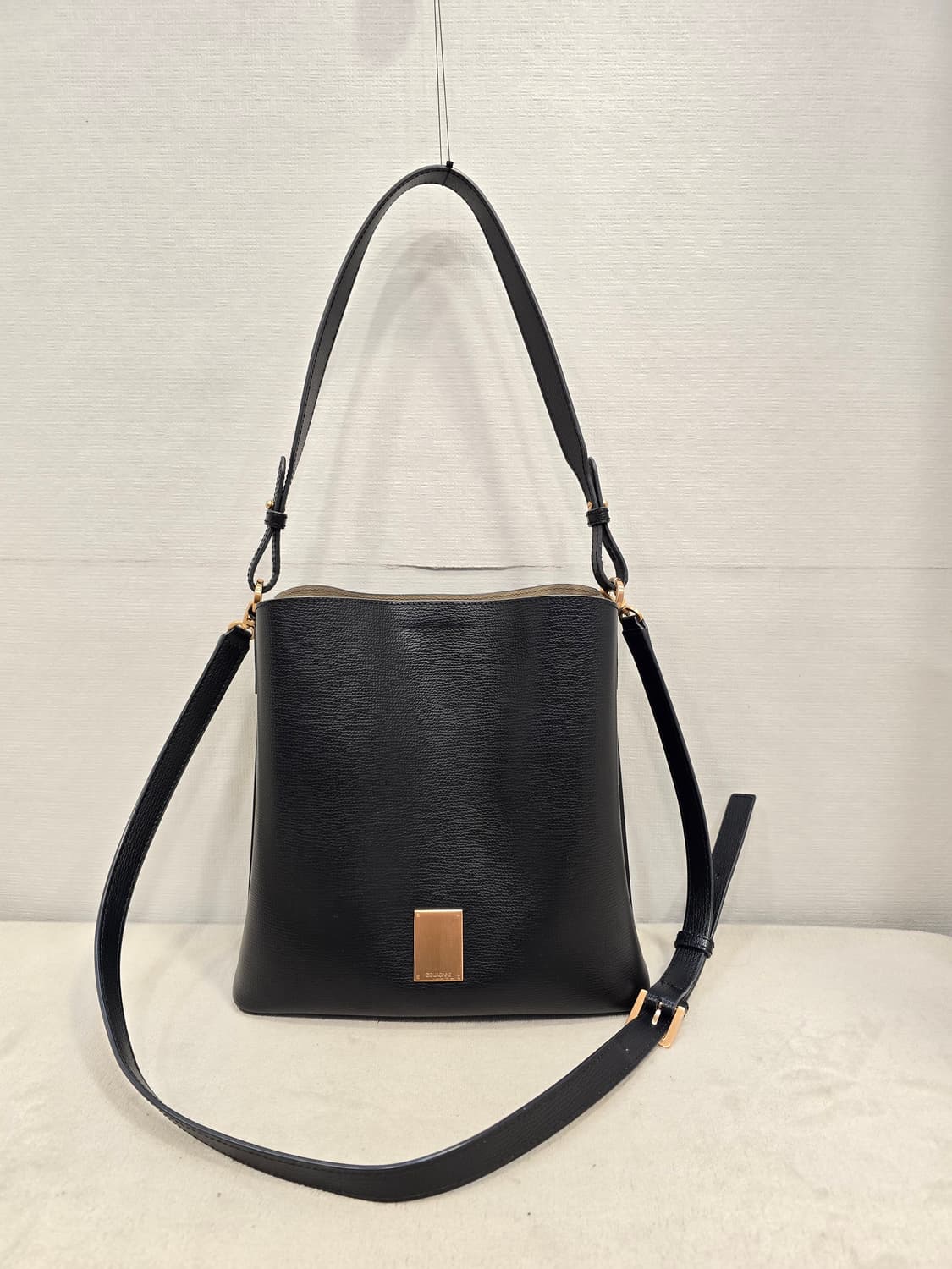 쿠론 블랙 가죽 숄더백 겸 크로스백 상품이미지1