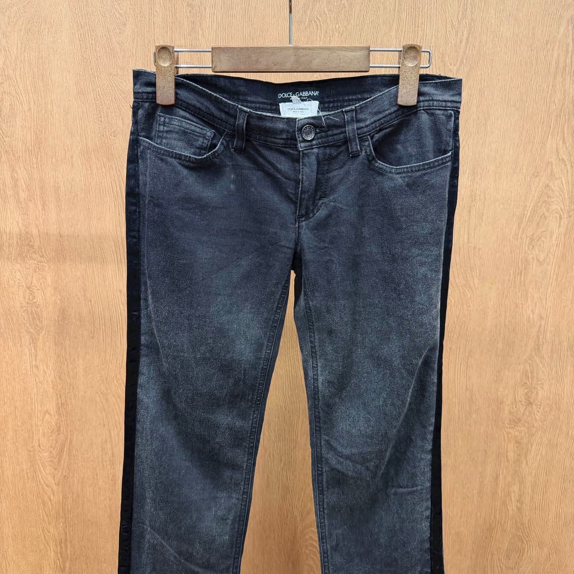 돌체앤가바나 데님 팬츠 사이드 블랙 라인 백포켓 골드 로고 디테일 흑청 상품이미지4