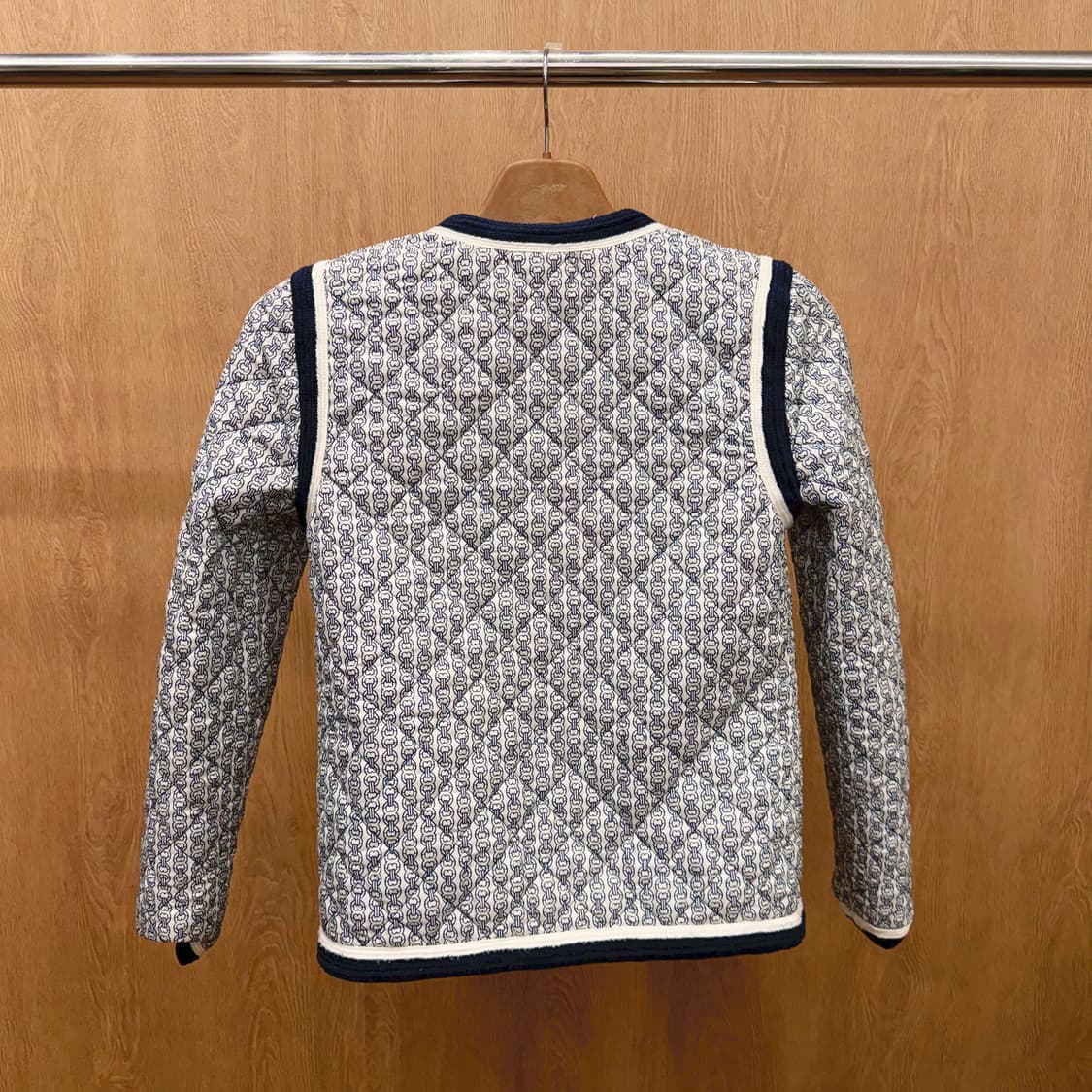 토리버치 리버시블 퀄팅 숏패딩 체인 패턴 더블 포켓 디테일 네이비 상품이미지7