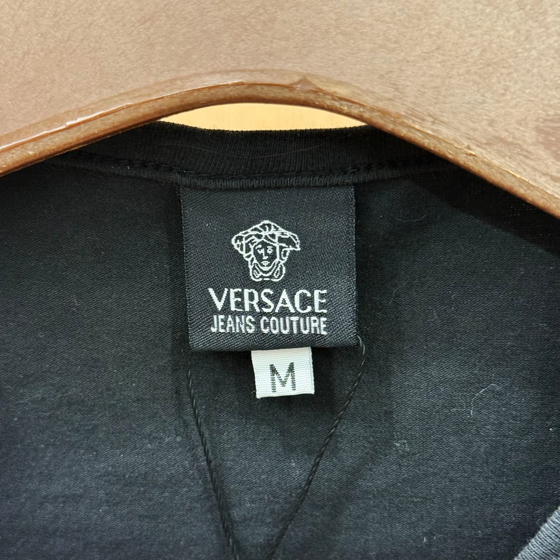 베르사체 진스 반팔 티셔츠 꾸뛰르 비즈 자수 로고 디테일 슬림핏 블랙 상품이미지7