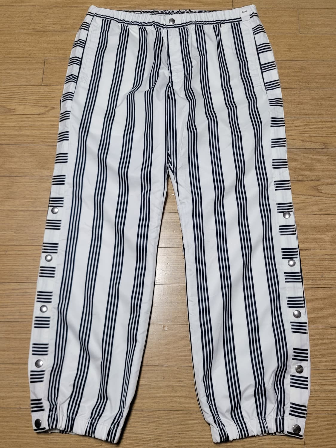 koe 코에 톰브라운 조거팬츠

 상품이미지2