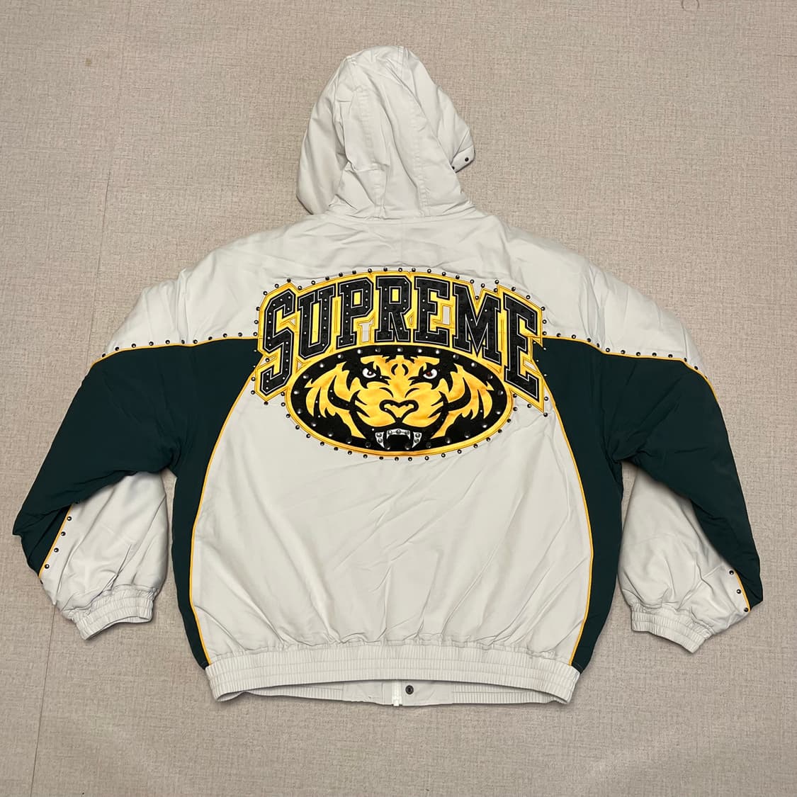 슈프림 스터디드 스타디움 자켓 화이트 - 25SS 상품이미지7